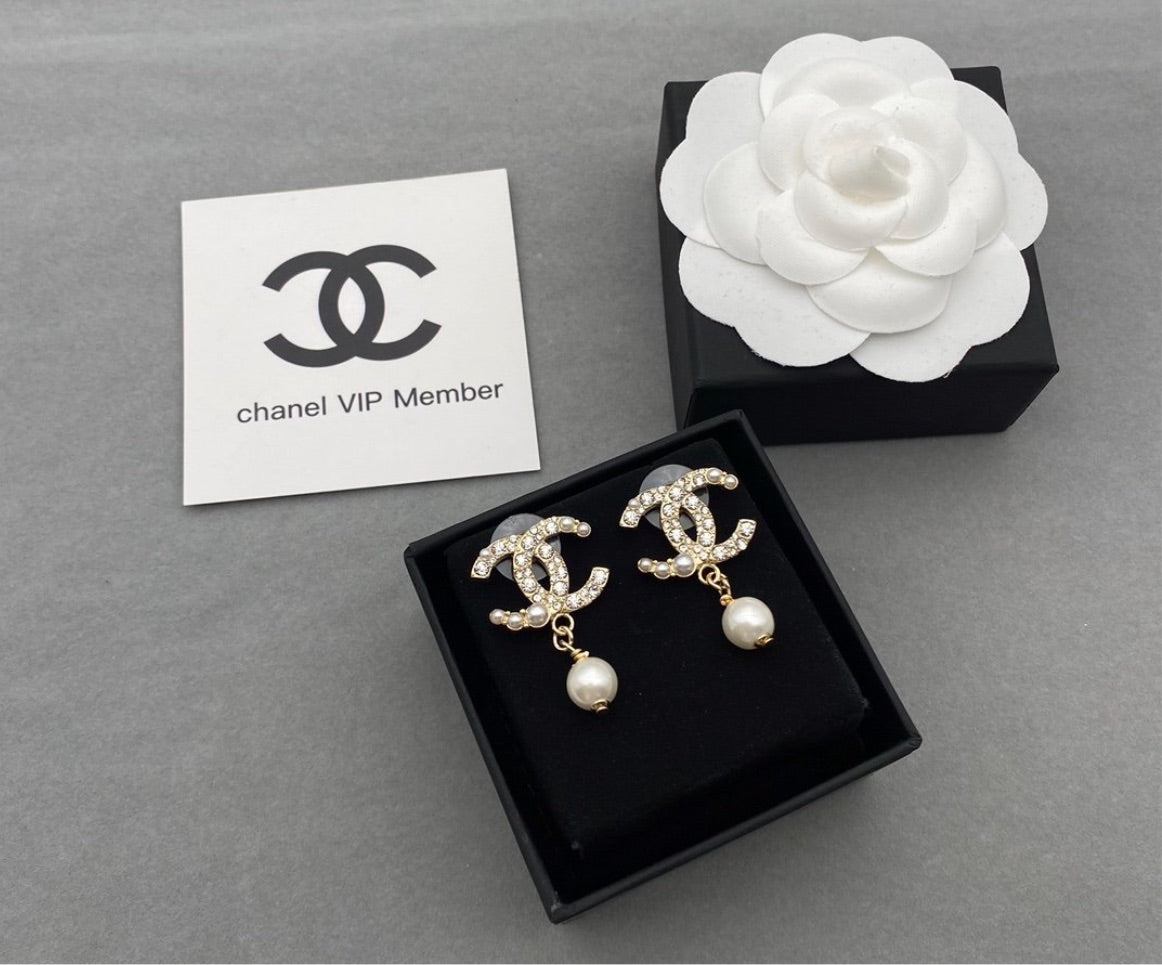 Woman new Chanel earring